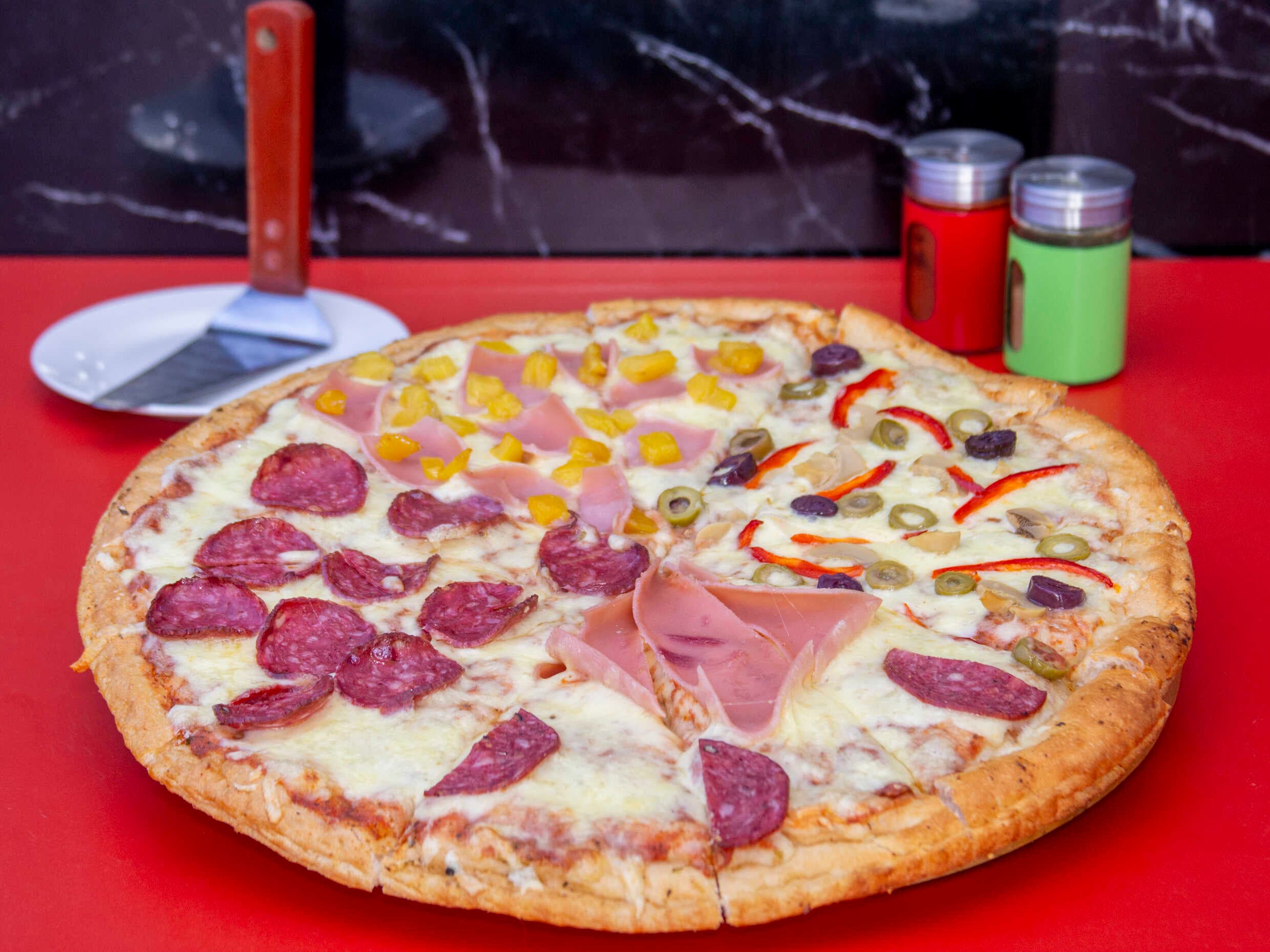 Pizza Suprema Familiar, Panes al Ajo y Gaseosa