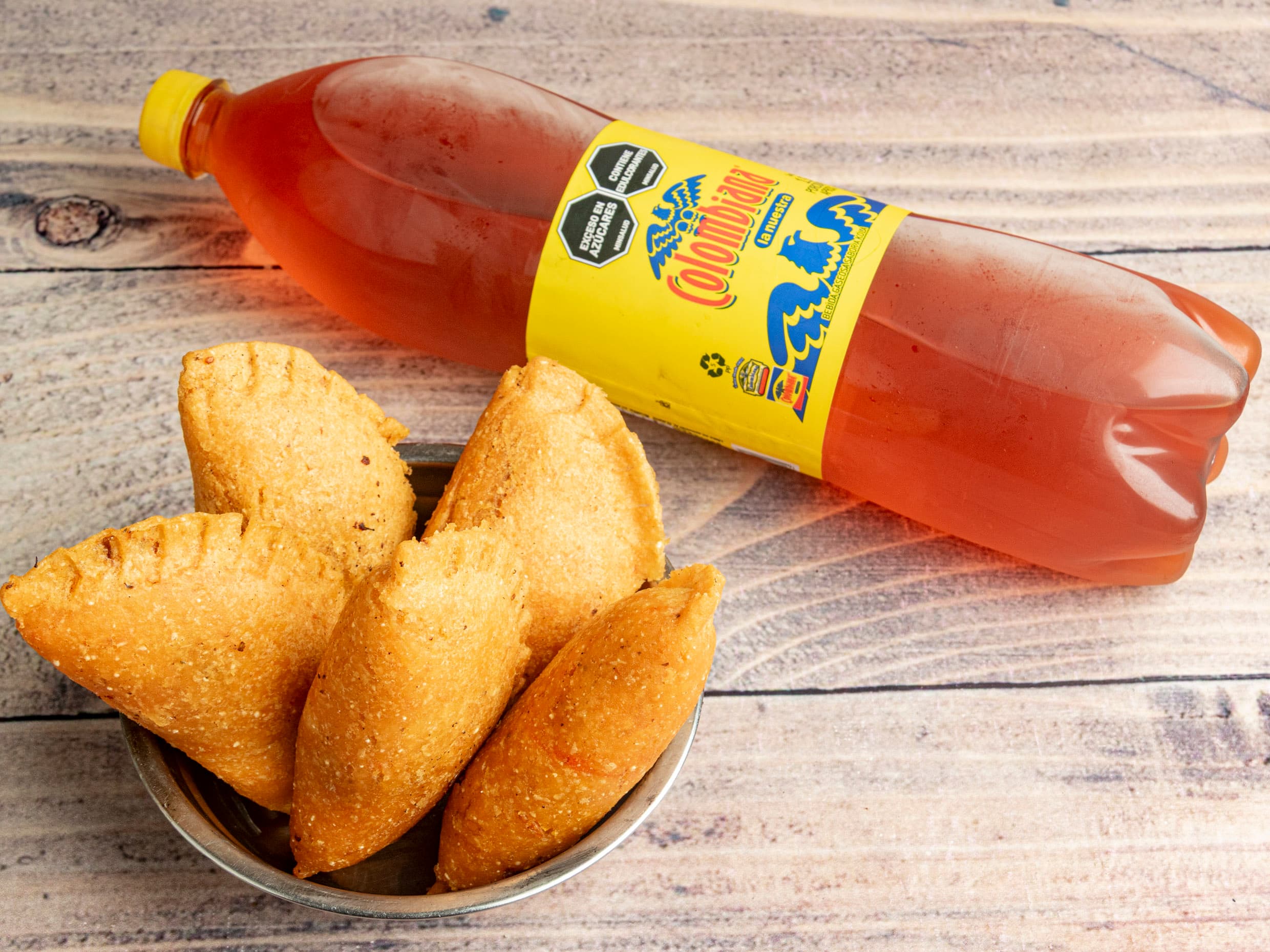 5 Empanadas + Postobon 1.5 LT