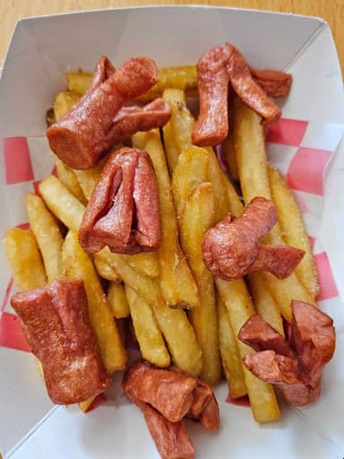 Salchipapas con Queso Cheddar