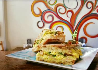 Torta Huevo con Jamón o tocino, queso y aguacate
