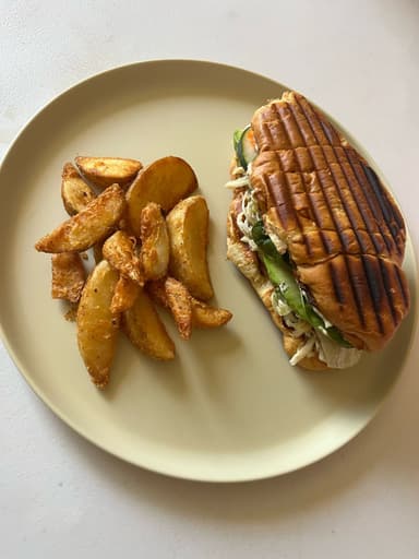 Cuernito Clásico (Incluye Papas Gajo)