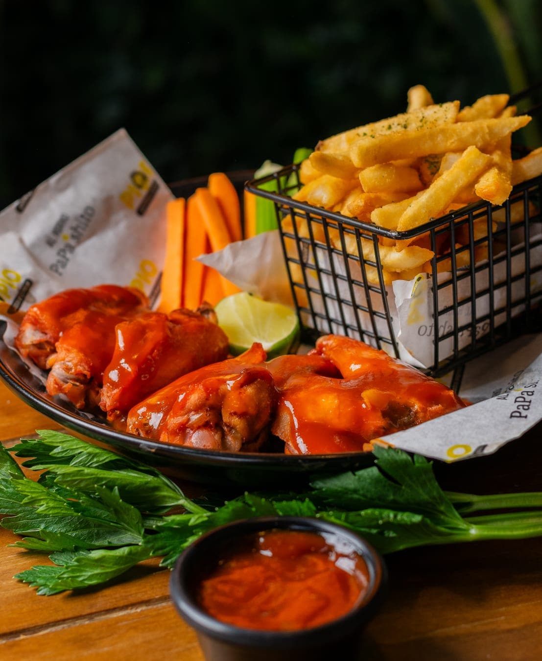 Alitas Bbq y papas a la francesa