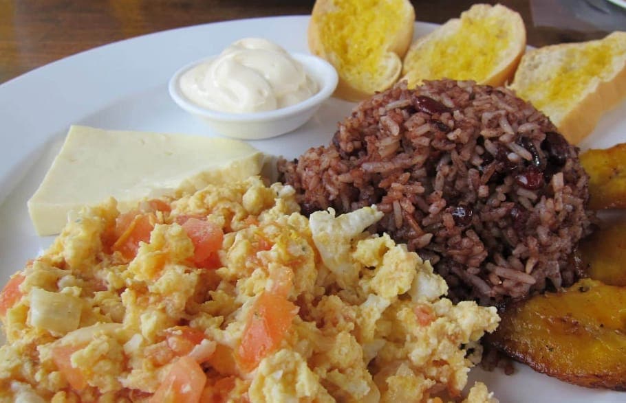 Pinto +Huevo Tomate +Pan +Queso +Maduro +Bebida