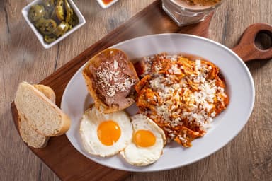 Chilaquiles con Huevos Estrellados