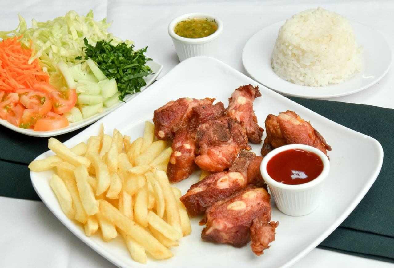 Combo Chuleta de Cerdo Apanada y Costillitas BBQ