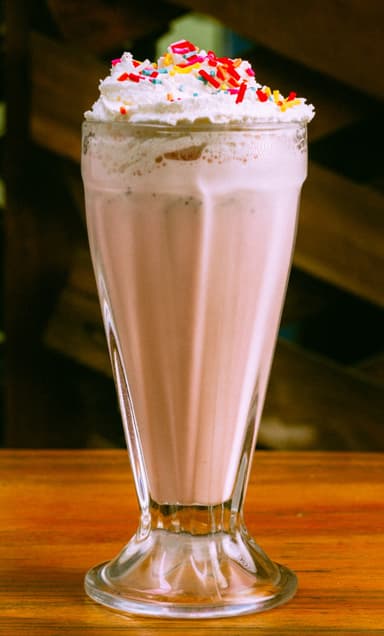 Malteada de Fresa con Chispas de Colores 500 ml
