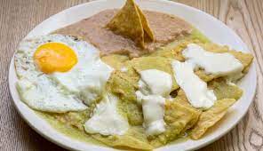 CHILAQUILES ROJOS O VERDES CON HUEVO