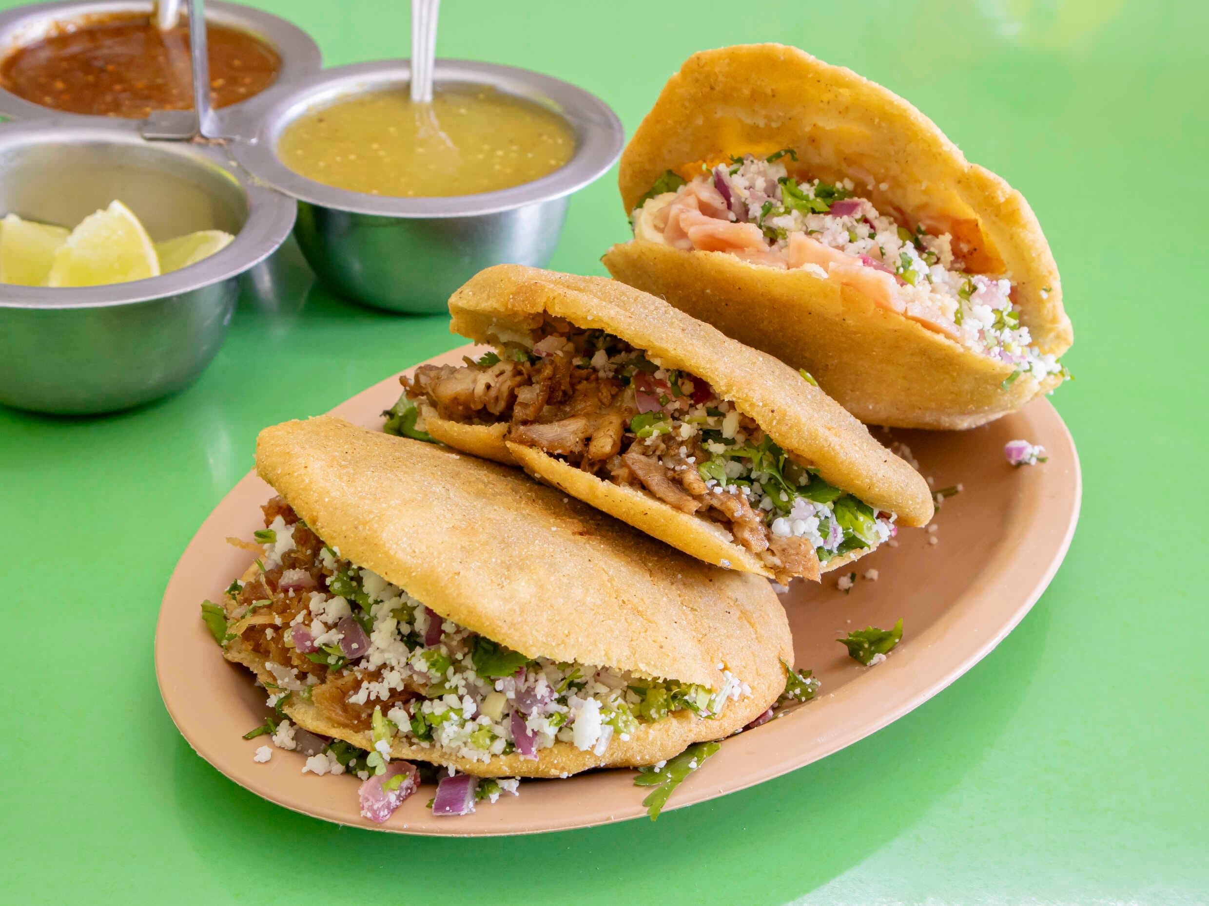 Gorditas 3 quesos (oaxaca, philadelphia, manchego)