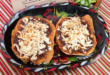 Molletes con Chicharrón en Chile Rojo