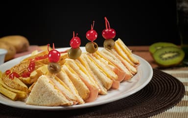 Combo-Club Sandwich Especial + Agua del día 1/2 LT