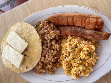 Desayuno calentao con carne