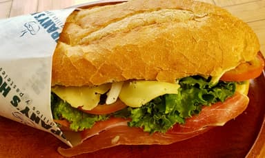 Bollo de jamón serrano.