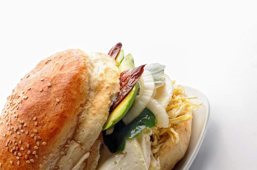 Cemita de Pollo Deshebrado