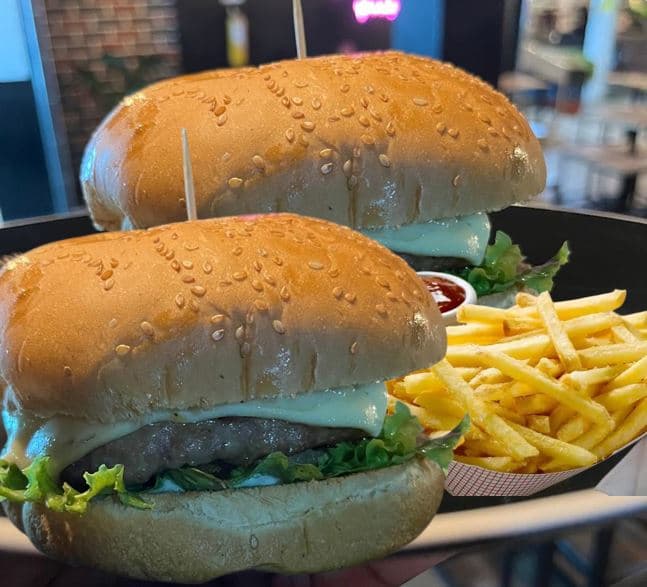 Combito para Dos: 2 Cheep Burgers y Papas