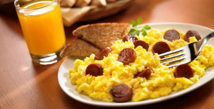 Huevos con Salchicha Ranchera + Maíz, Arepa y Café