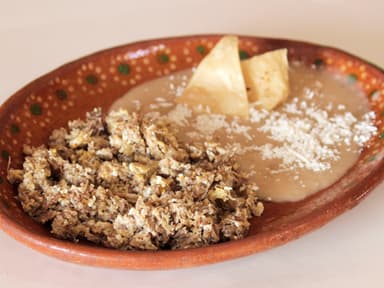 Huevos con Machaca y guarnicion de chilaquiles
