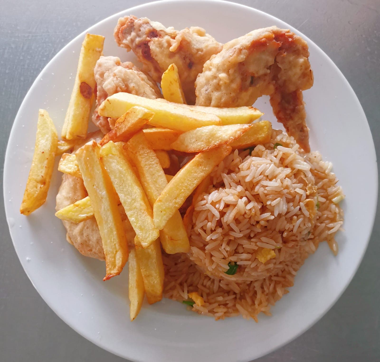 1 Alita con Papas Fritas y Arroz Chaufa