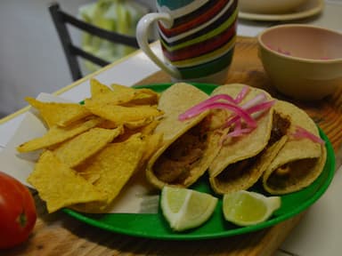 3 Tacos de Maíz con Totopos y Salsa