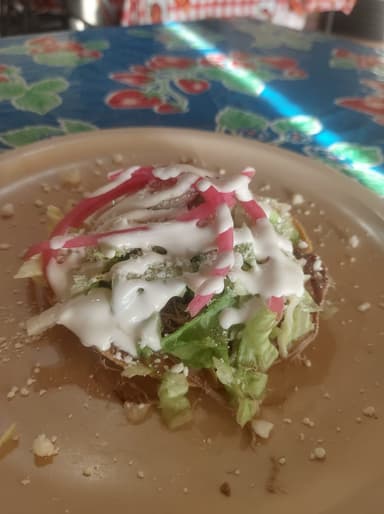 2 Tostadas de Carne + Bebida.