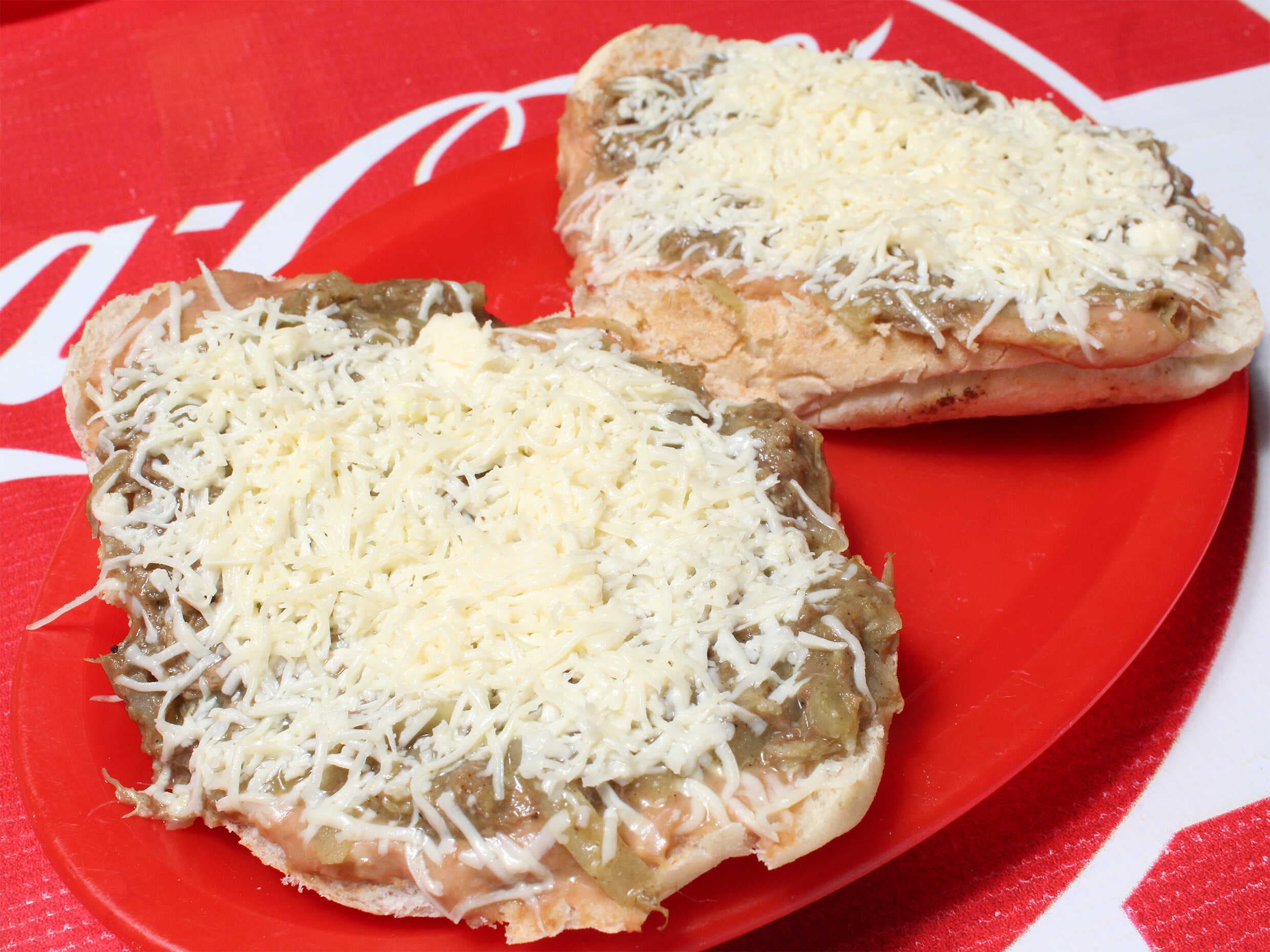 Molletes con Guiso