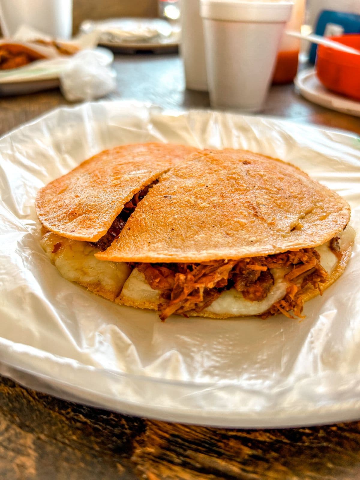 Quesabirria (180gr) + Consomé + Té Helado (20oz)