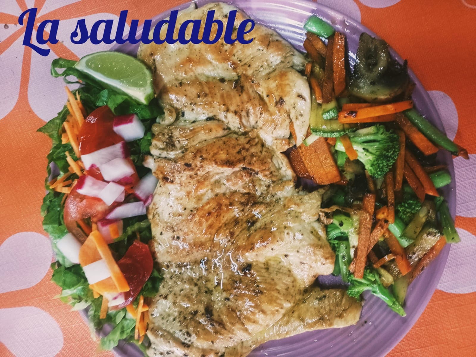 Pechuga con Ensalada y Vegetales a la Parrilla,aco