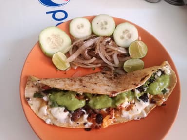 Quesadilla de Maíz de Bistec y Chorizo