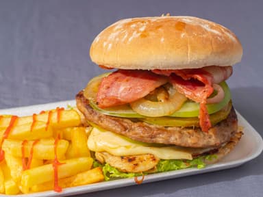 Hamburguesa Combinada (Inlcluye papas)