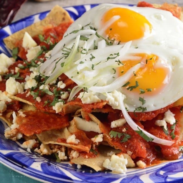 chilaquiles montados con huevos.
