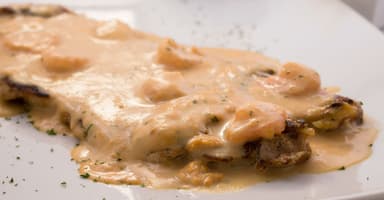 PECHUGA EN SALSA DE CAMARONES.