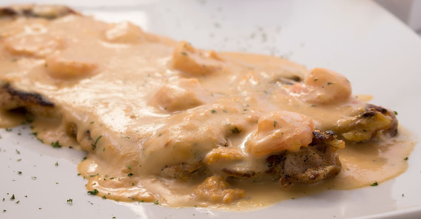 PECHUGA EN SALSA DE CAMARONES.