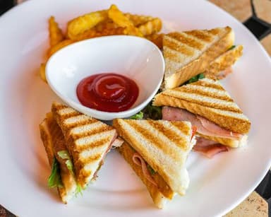 Club Sandwich Con Papas