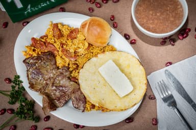 Desayuno Especial con Calentado y Huevos Rancheros