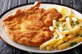 Chuleta Empanizada con Papas Fritas y Ensalada