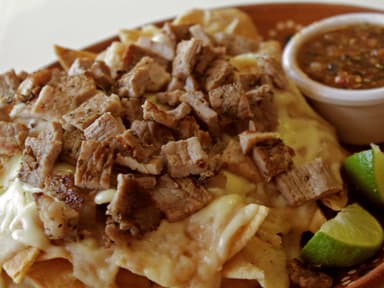 Nachos con Asada y refresco de lata