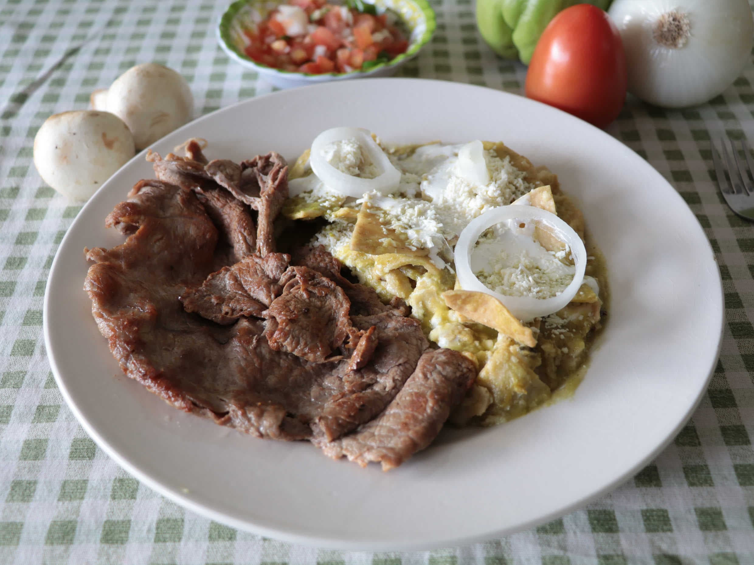 Chilaquiles verdes o rojos, con bistec asado
