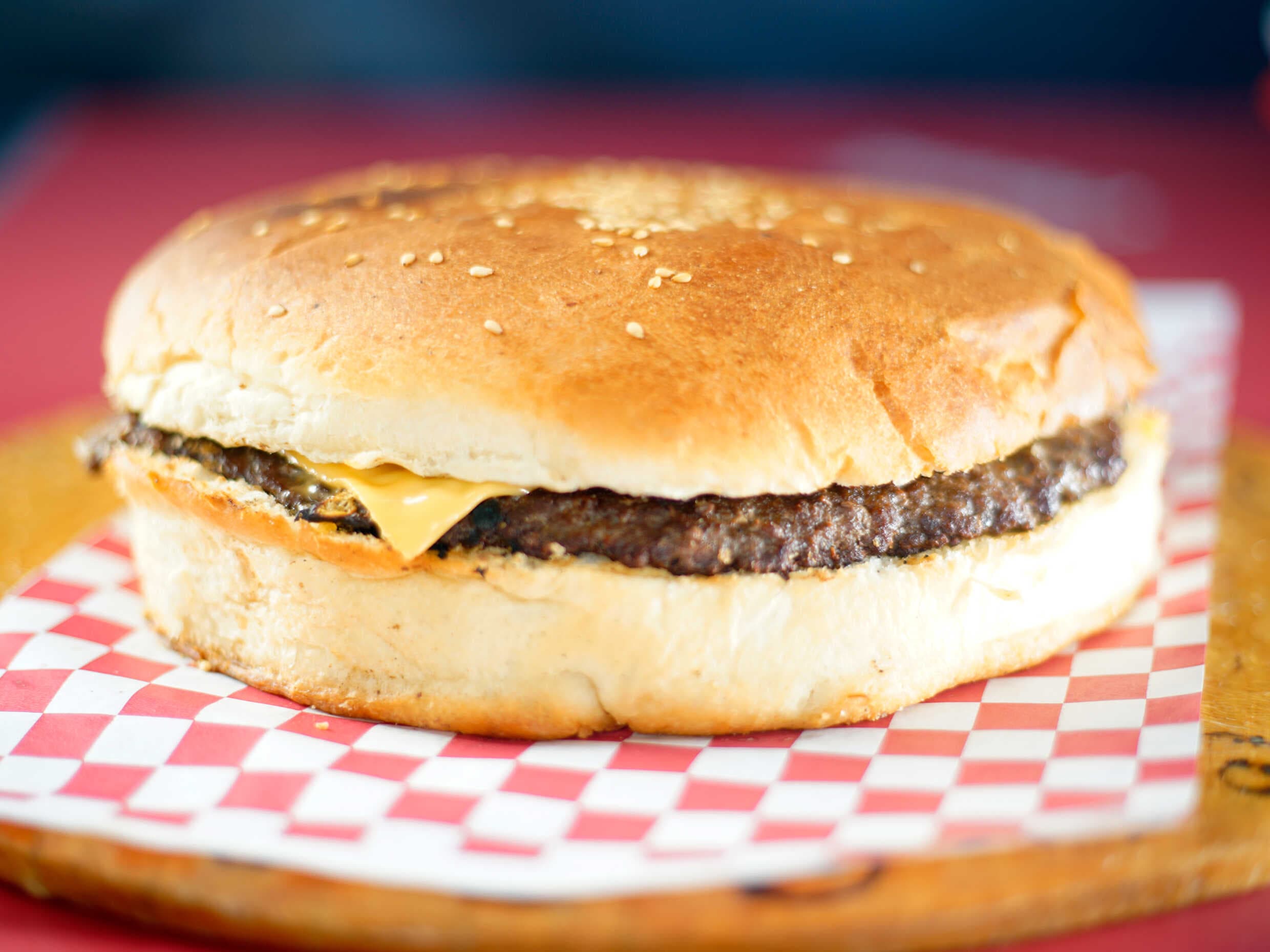 1 HAMBURGUESA MED SENCILLA + 1 AGUA FRESCA 1/2