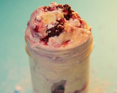 Helado Artesanal de Queso con Frutos Rojos