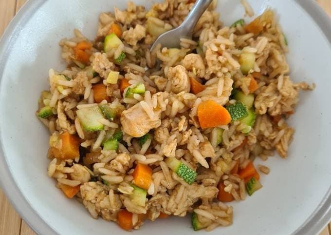 COMBO YAKIMESHI POLLO + TORIQUESO + REFRESCO