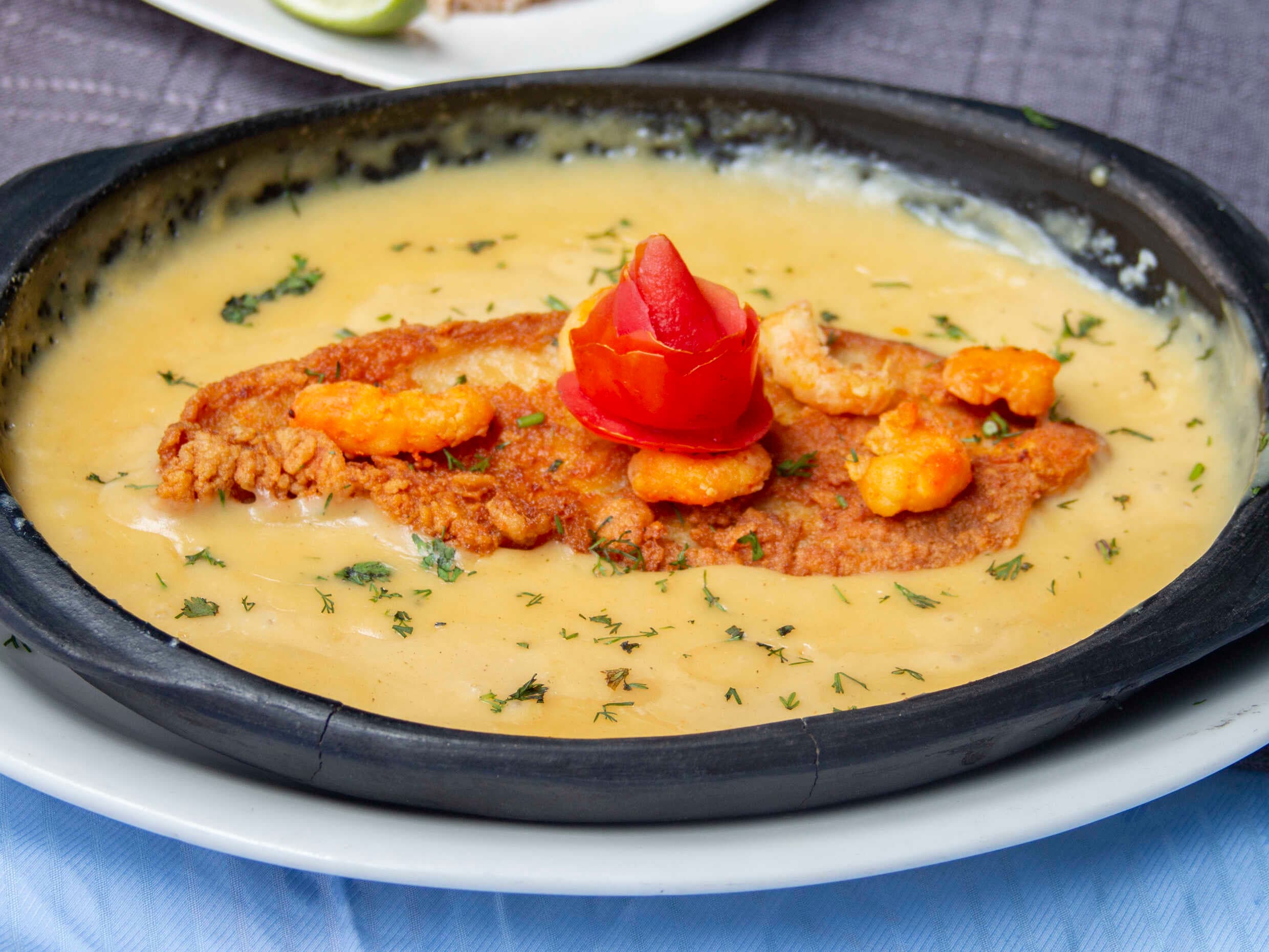combo 2 robalos en salsa de camaron+ gaseosa litro