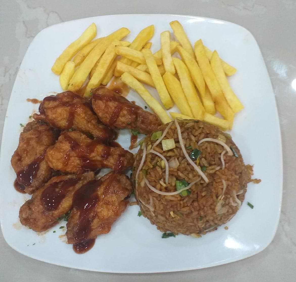 Combo Alitas Personales con Arroz Chino y Papas