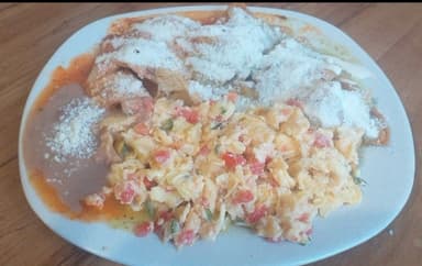 Chilaquiles con huevo a la mexicana