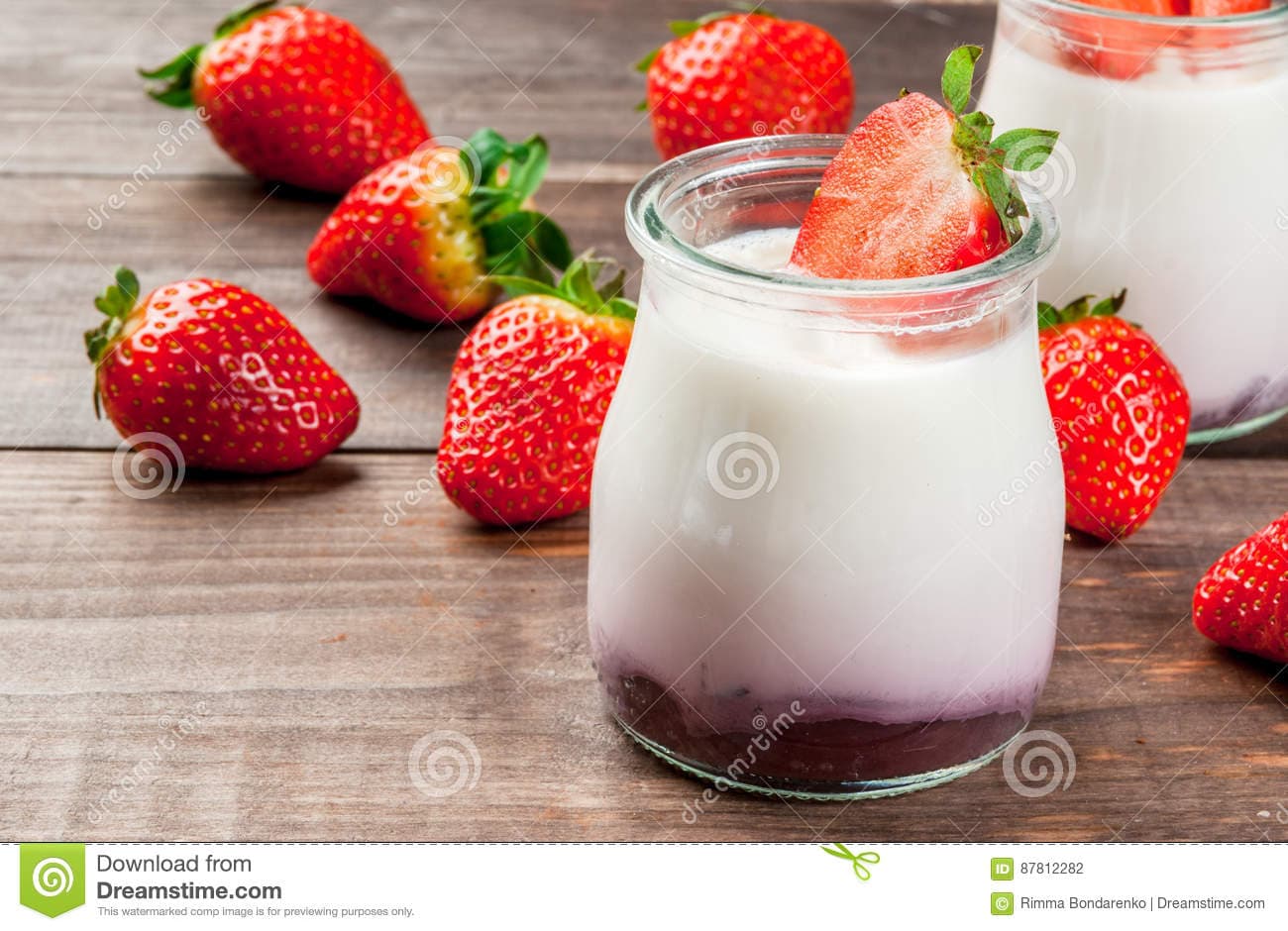 YOGUR ORGANICO CON FRESA