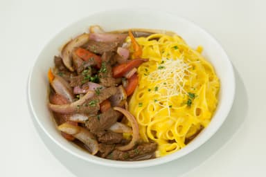 Fetuccini Huancaína con Lomo