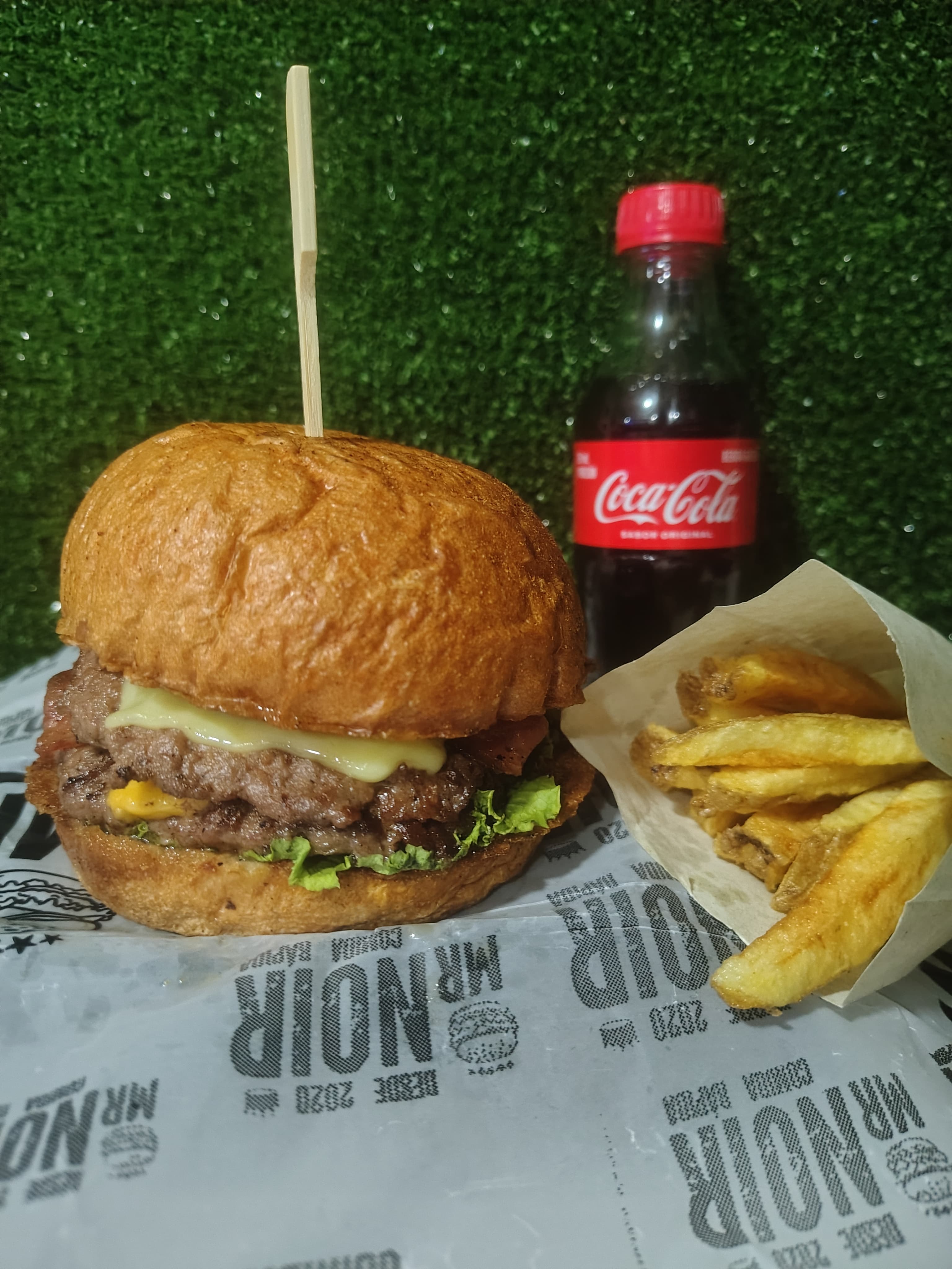 Hamburguesa DOBLE Carne + Papas + Coca Cola