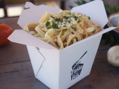 2 Pasta Alfredo + Ensalada de la Casa Gratis