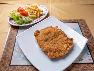 28 - Bistec a la Milanesa con Ensalada y Papas