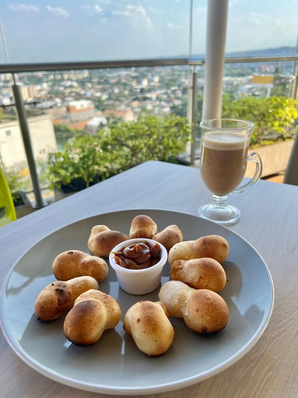 Pandebonitos con Arequipe