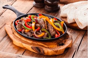 Fajitas de Carne papas fritas y ponche frutas