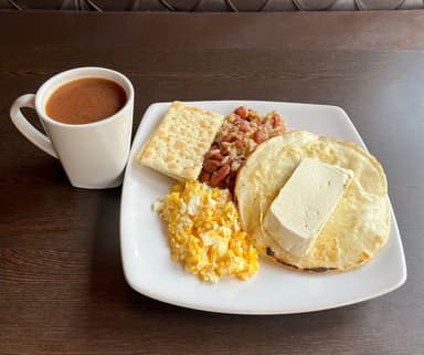 Desayuno con calentado y huevos al gusto